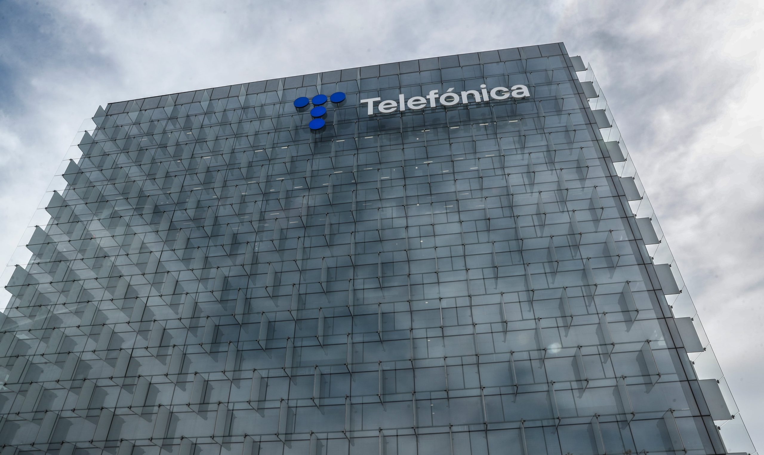Telefónica pierde 1.355 millones en el primer semestre por las ventas en Hispanoamérica
