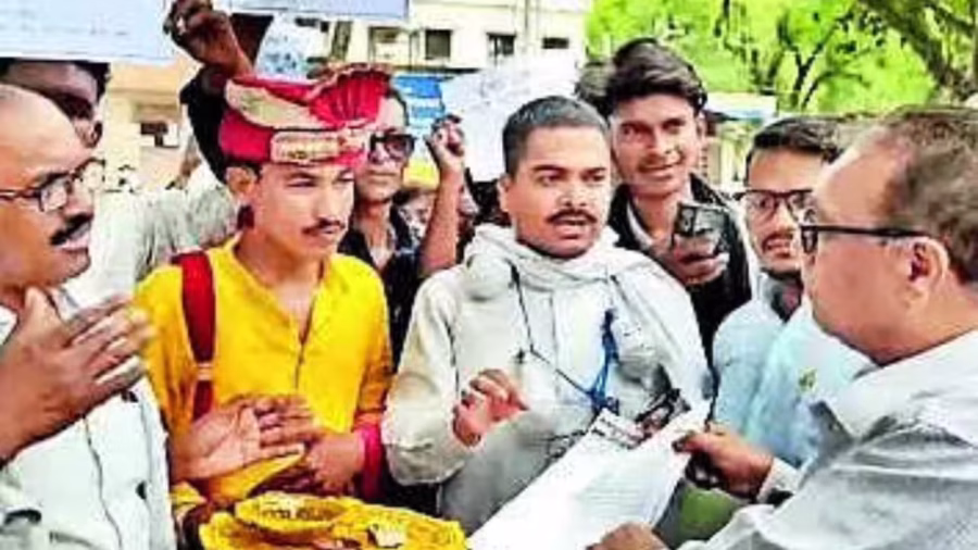 ‘This will be my wedding gift’: UP groom swaps mandap for morcha over power bill