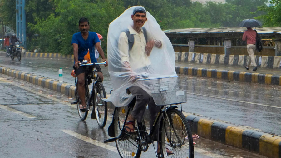 India’s Mixed Weather Forecast: Rainfall and Heatwaves Ahead