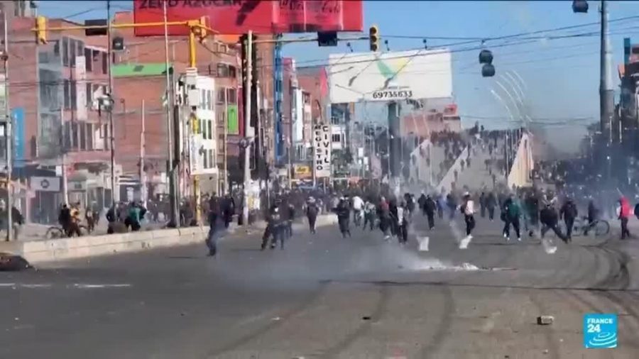 Bolivian Police Clash with Protesters Blocking Roads to La Paz