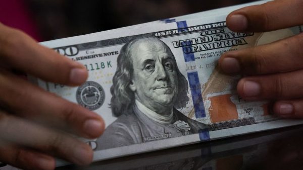 Dollar Slips as Oil Prices Dip Amid Hormuz Deal Optimism
