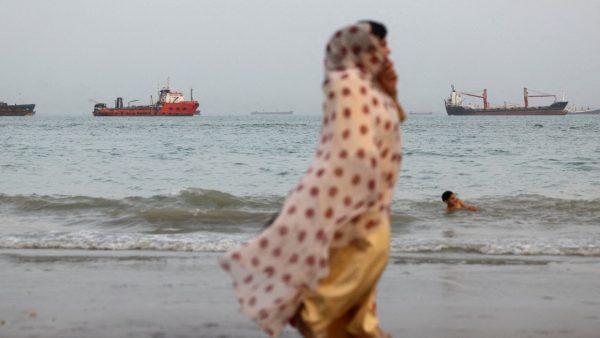 Oil Prices Drop as Ships Navigate Tensions Near Hormuz