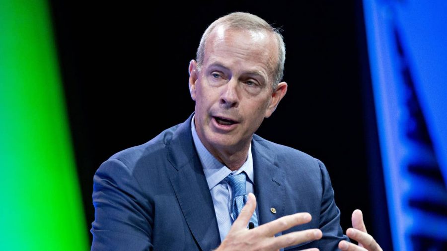 Chevron CFO Explains the Stagnation of Gas Prices Amid Market Fluctuations