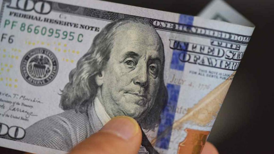 Investors Embrace Bullish Dollar Bets Amid Resilient US Economy