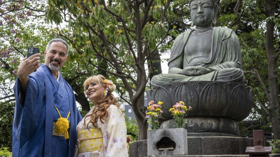 Japanese Yen Plummets to 40-Year Low: Impacts on Tourists and Economy