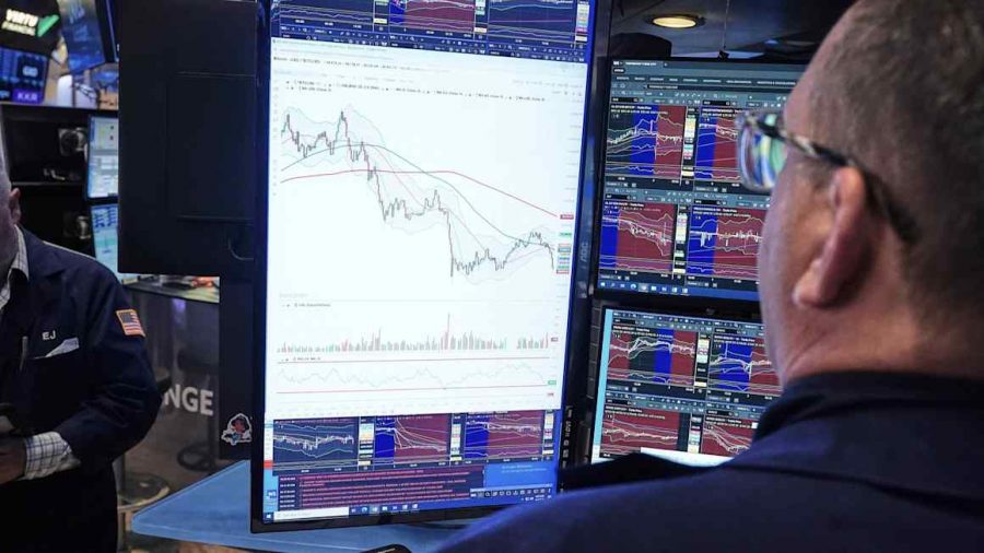 Nasdaq Plummets 4% Amid Chip Sector Decline and Rising Bond Yields