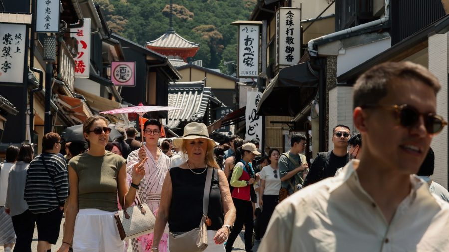Stocks Surge as Yen Weakens: Investors Tune In to Fed Signals