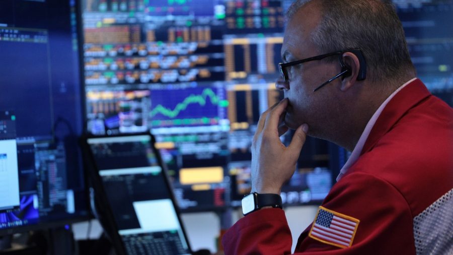 U.S. Stocks Dip Amid AI Concerns Despite Lower Fuel Prices