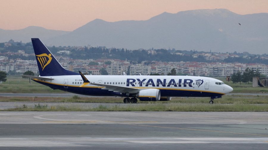 Emergency Landing: Ryanair Boeing 737 Returns After Passenger Injured