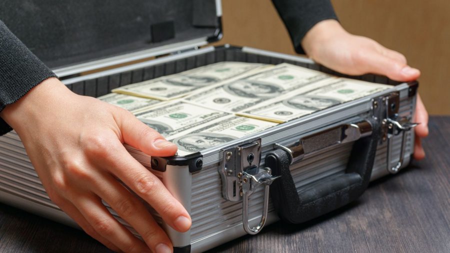 Dollar Gains Ground Amid Weak Stock Performance and Rising Crude Oil Prices