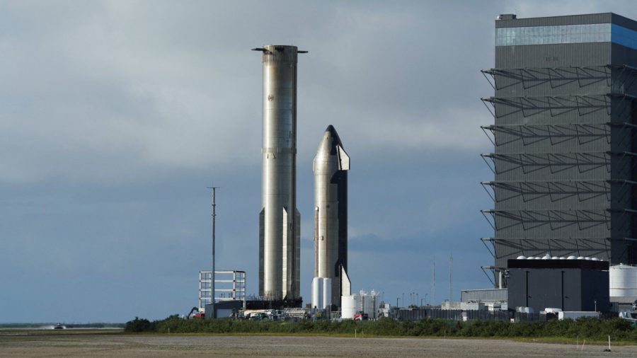 SpaceX Shares Decline in Nasdaq-100 Initial Trading Amid Tech Downturn