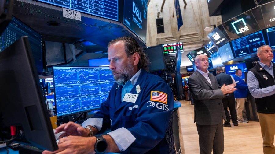Market Turmoil: Dow, S&P 500, and Nasdaq Decline Amid Semiconductor Sell-Off