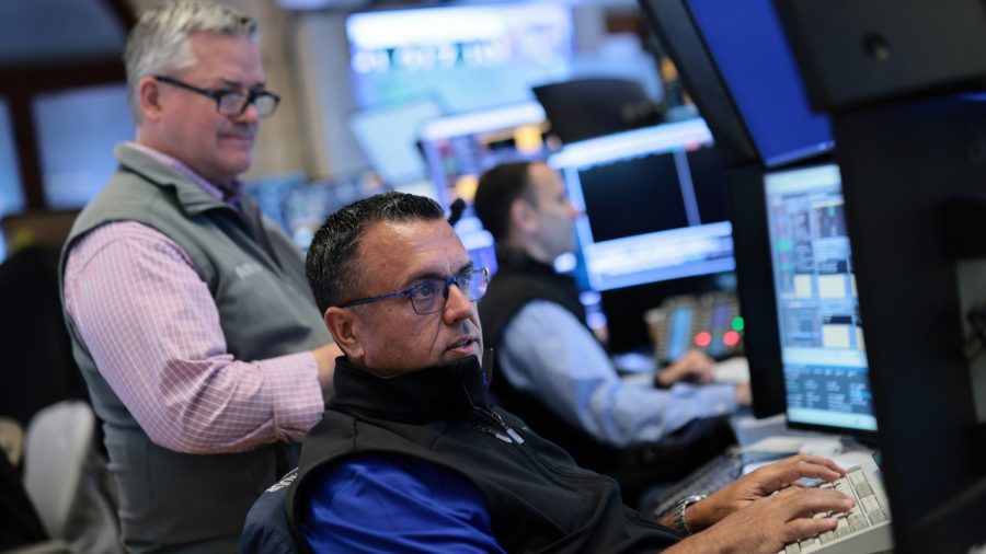 U.S. Stocks Rise as Semiconductor Sector Welcomes Major Memory Chip IPO