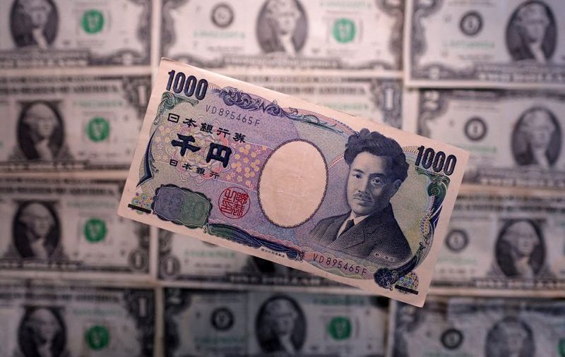 Yen Strengthens as Japan Mulls Shifting Pension Funds to Domestic Assets